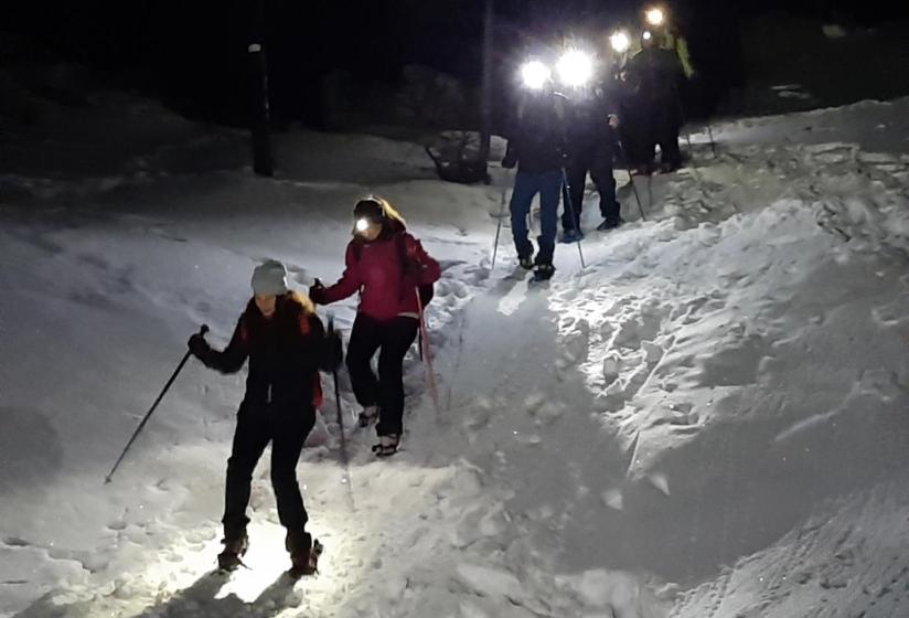 escursionisti sulla neve di notte